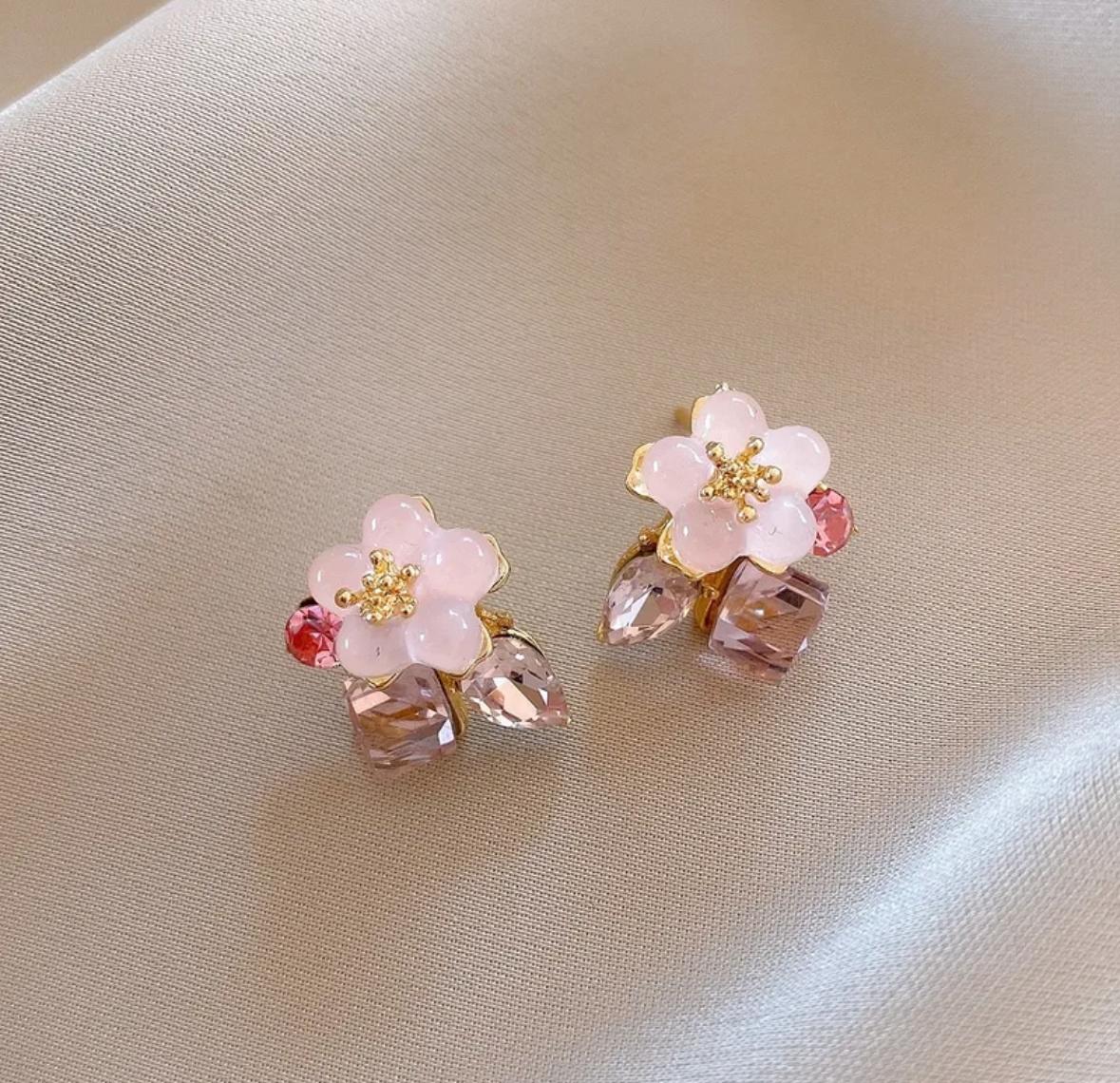 A pair of romantic sweetheart earing