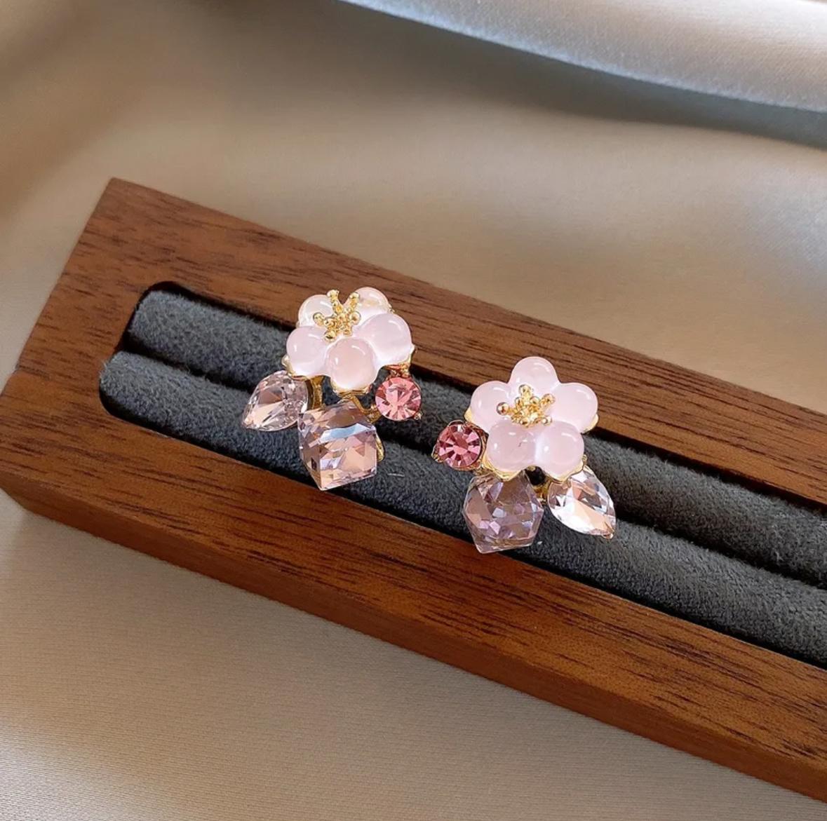 A pair of romantic sweetheart earing